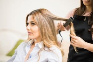 החלקה בשיער לפני החתונה של החברה הטובה