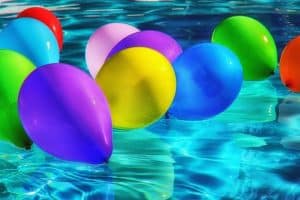 מסיבת בריכה בשביל ההנאה עם החברים הטובים ביותר 