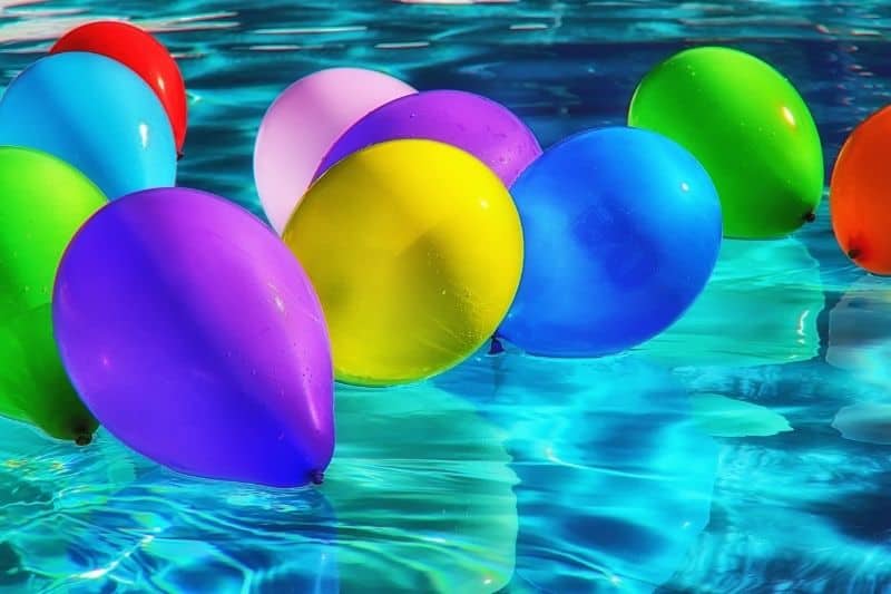 מסיבת בריכה בשביל ההנאה עם החברים הטובים ביותר